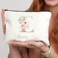 thumbnail image 3 of Bolsas de cosméticos personalizadas con iniciales de flores rosas, bolso de mano con logotipo y nombre personalizado, bolsa de viaje blanca con cremallera, estuche para lápices, 3 of 5