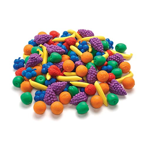 edx education fruit counters - juego de 108 - manipulador de matemáticas tempranas para niños - enseñe a principiantes sumar y restar - desarrollar habilidades de contar, clasificar y de lenguaje: vista frontal de 108 contadores de frutas multicolor sobre fondo blanco; piezas pequeñas con formas de plátano amarillo, racimo de uvas moradas, naranja con relieve, manzana verde, fresa roja y grupos de arándanos azules; superficie texturizada y bordes redondeados; apto para contar, clasificar, crear patrones y practicar suma y resta en actividades didácticas; también suele usarse para ampliar vocabulario al describir colores y texturas.
