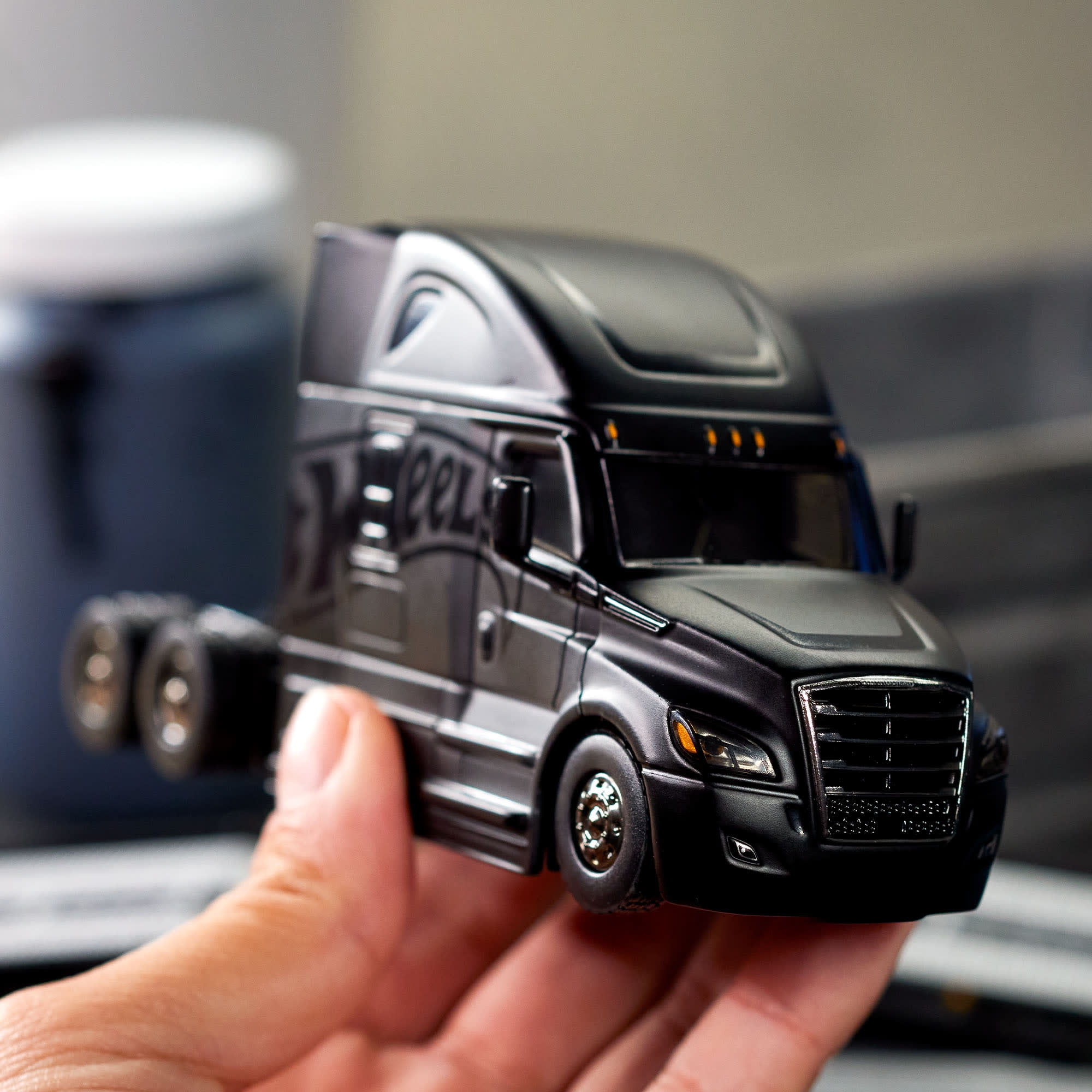 ホットウィール エリート 64 フレイトライナー カスケディア Hot Wheels Elite 64 Freightliner Cascadia - Hot Wheels Collectors