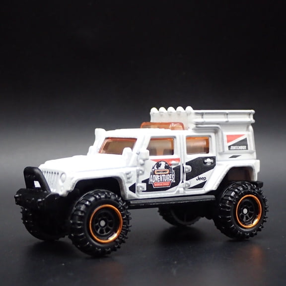 Open Box JEEP WRANGLER SUPERLIFT FOUR 4 DOOR WHITE 1:64 SCALE DIORAMA DIECAST MODEL CAR