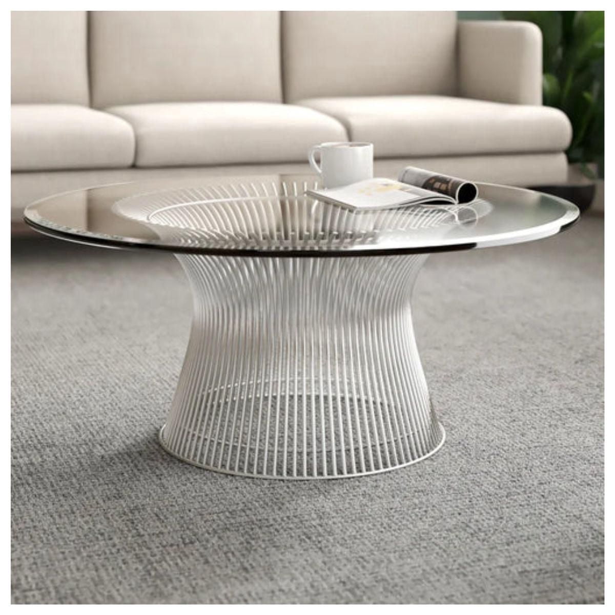 Table basse moderne Snyder, finition chromée et plateau en verre trempé, complétés par une base en acier inoxydable durable