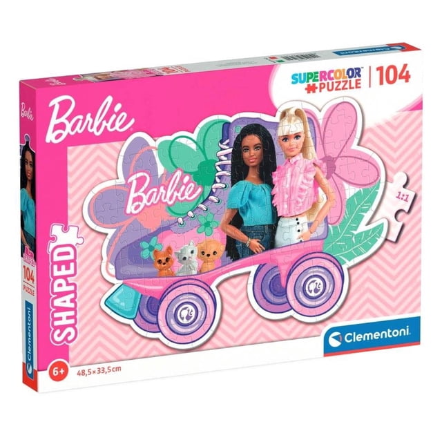 rompecabezas clementoni supercolor barbie patín 104 piezas Caja de rompecabezas infantil con forma de patín rosa y morado que muestra dos muñecas Barbie junto a tres mascotas, fondo rosado con patrón diagonal, marca Clementoni, 6+ años, tamaño 48.5×33.5 cm. Ideal para armar y compartir.