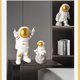 thumbnail image 5 of Blanco 3 piezas figura de astronauta estatua escultura gran astronauta decoración del hogar acentos, estante de mesa sala de estar, adorno de planeta de resina exterior para tarta, 5 of 5