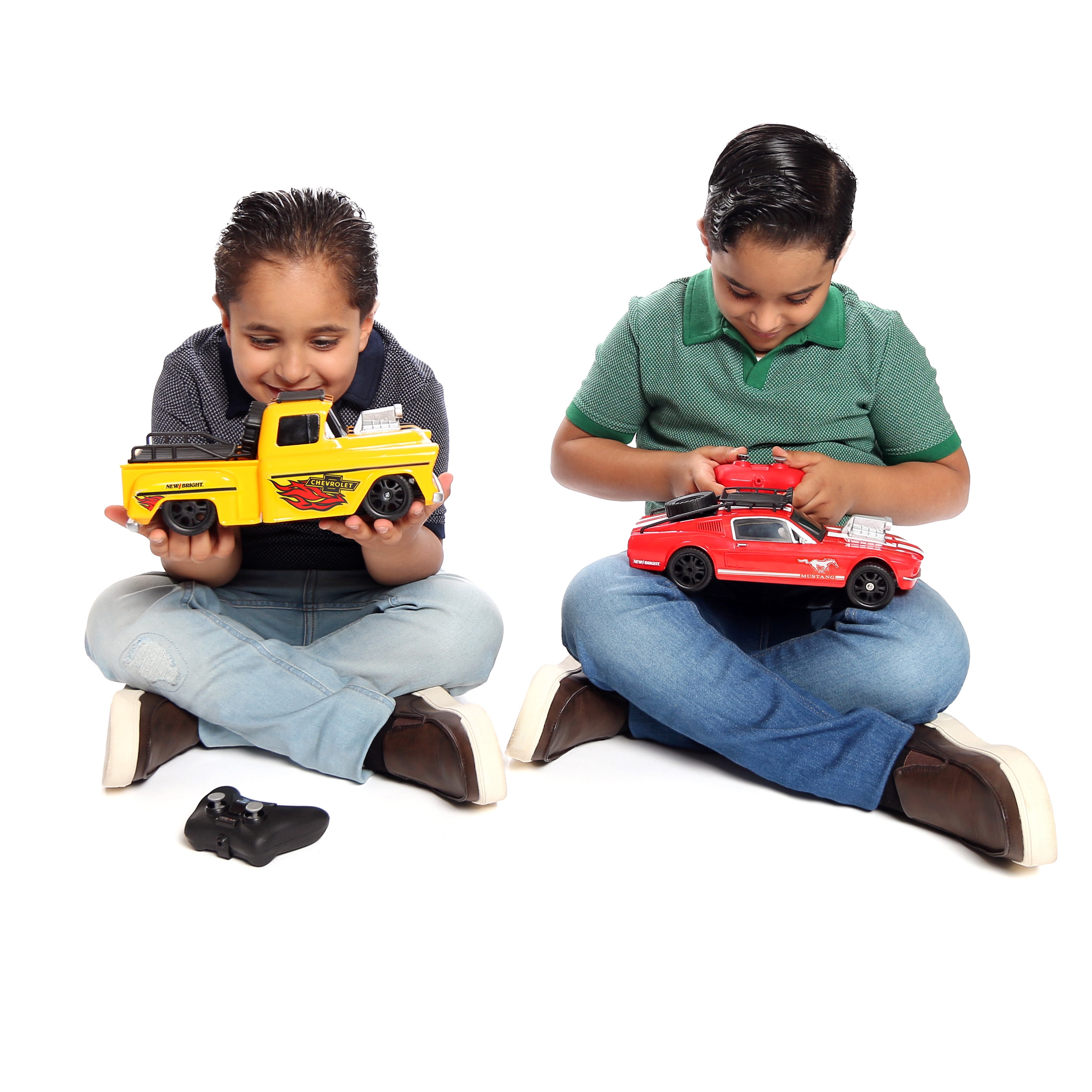 New Bright (1:16) Remote Control Road Rally Battery Truck/Car Chevy Vs Mustang Race Set 1626UTP Child