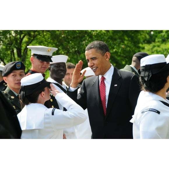 Le Président Obama Salue un Marin après la Cérémonie de Naturalisation à la Maison Blanche. 23 avril 2009. (bsloc201112370) histoire (36 x 24)