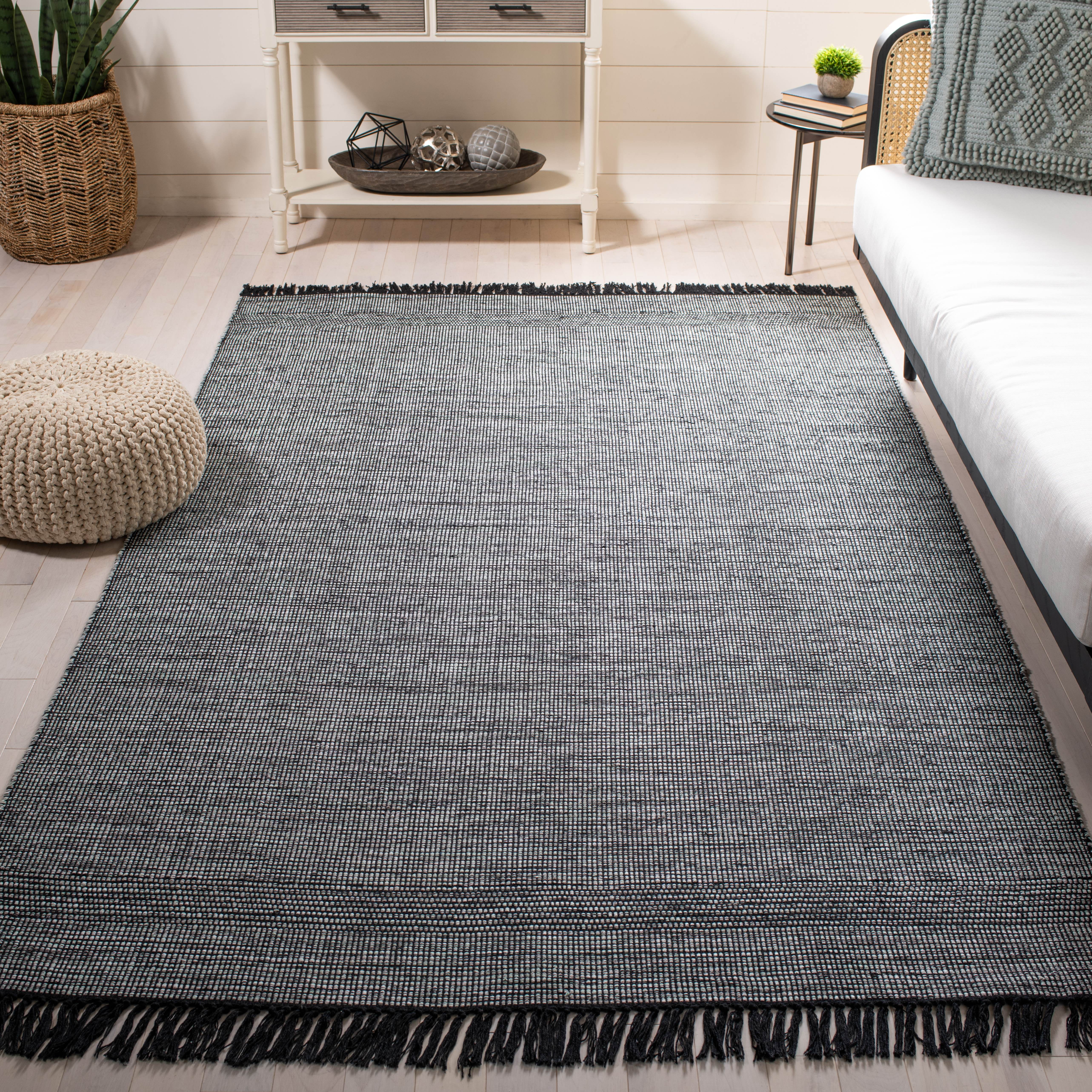 SAFAVIEH Montauk Kelsey Distressed Cotton Area Rug, Light Green/Black, 5' x 8'
