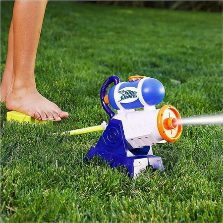 Nerf Super Soaker Grab ‘N Go Stomp Soaker, Adjustable Aiming, 18ft Blast Includes Accessories
