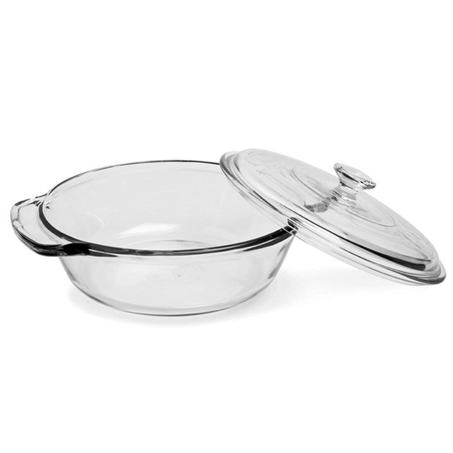 cacerola anchor hocking glass de 2 litros con tapa de vidrio Cacerola de vidrio transparente de 2 litros (2 cuartos) con tapa de vidrio, vista frontal 3/4; base redonda baja, borde enrollado y asas cortas integradas, tapa circular con pomo. Ideal para hornear y servir; a menudo usada también para guardar alimentos en el refrigerador.