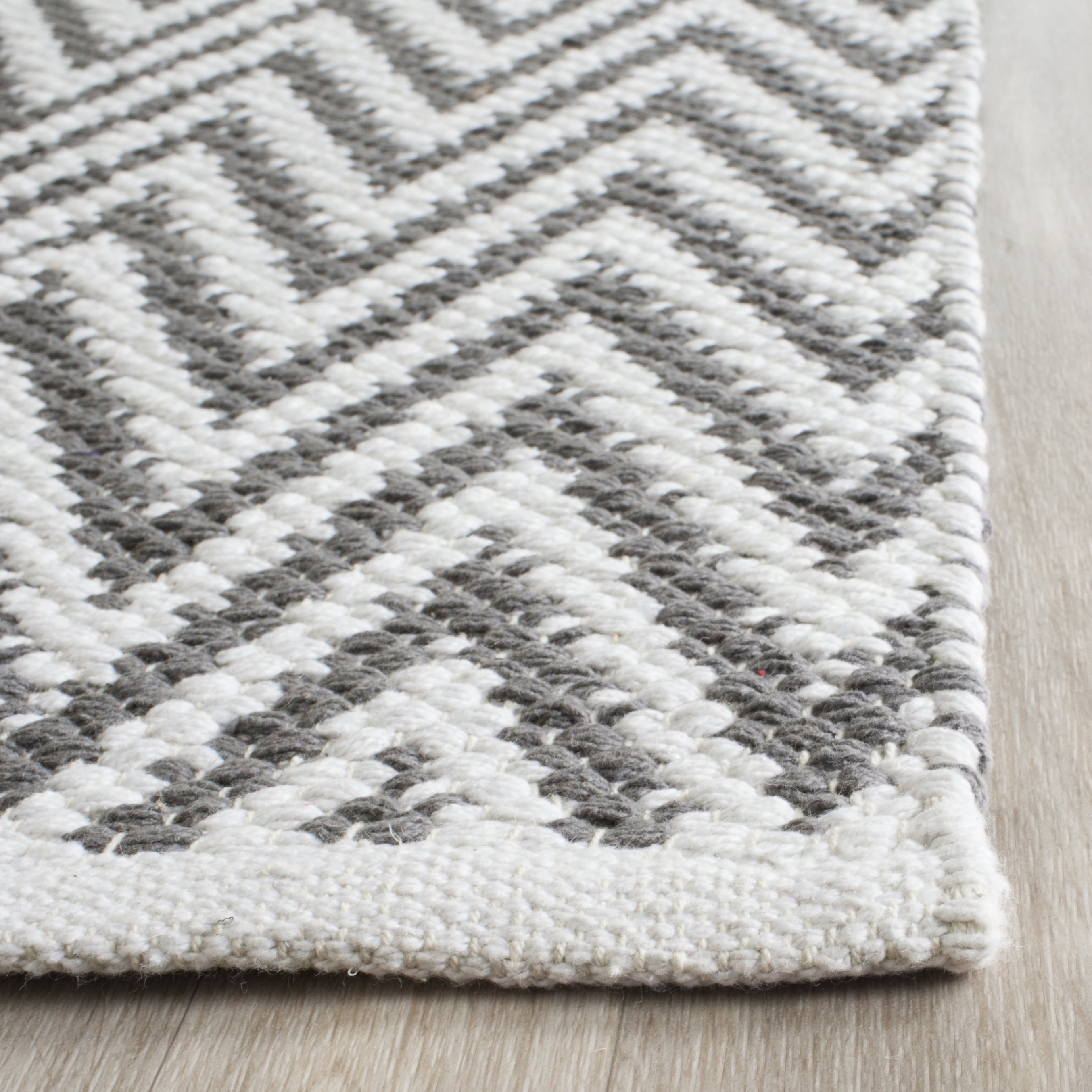 SAFAVIEH Montauk Siomha Chevron Cotton Area Rug, Grey/Ivory, 2'6" x 4'