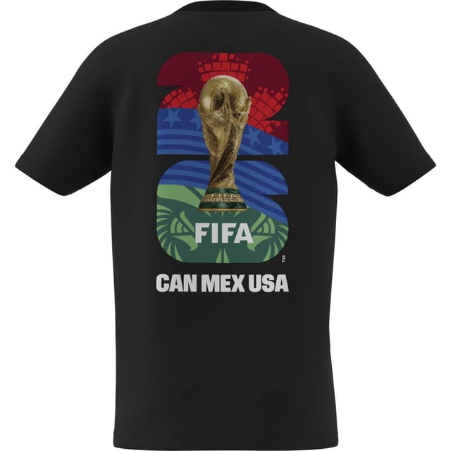 camiseta adidas con estampado oficial de la copa mundial 26 de la copa mundial 26 para niños, negra, vista trasera centrada con gran '26' multicolor en rojo, azul y verde, trofeo de la FIFA dorado impreso sobre el número, texto 'FIFA' blanco y leyenda 'CAN MEX USA' debajo; cuello redondo acanalado y corte normal. También suele usarse como camiseta casual de apoyo en eventos y viajes.