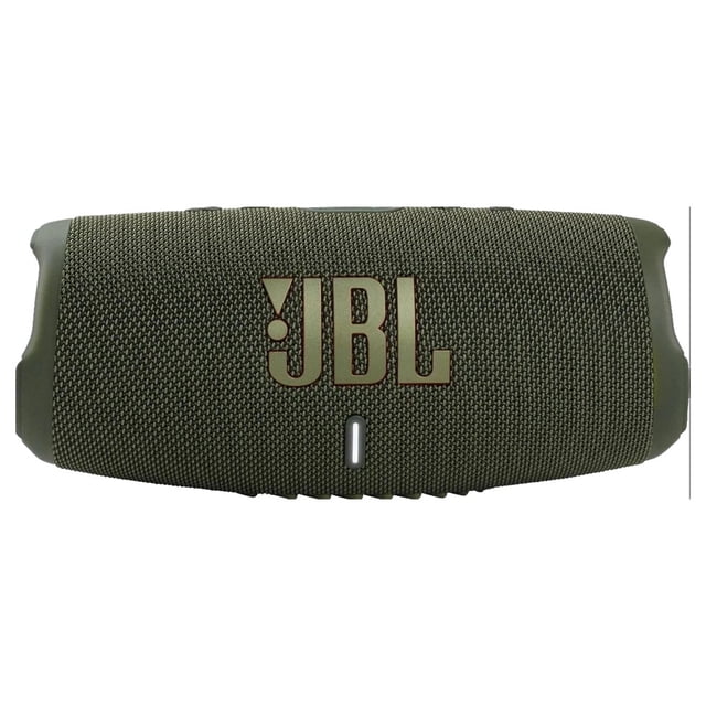 jbl charge 5 verde vista frontal centrada de la bocina portátil JBL Charge 5 en color verde; silueta horizontal con rejilla texturizada de tela, logotipo JBL grande en el centro, indicador LED vertical bajo el logo y extremos laterales de goma. Ofrece hasta 20 horas de reproducción y rendimiento adecuado para uso exterior; también suele usarse para reproducir audio en reuniones al aire libre.