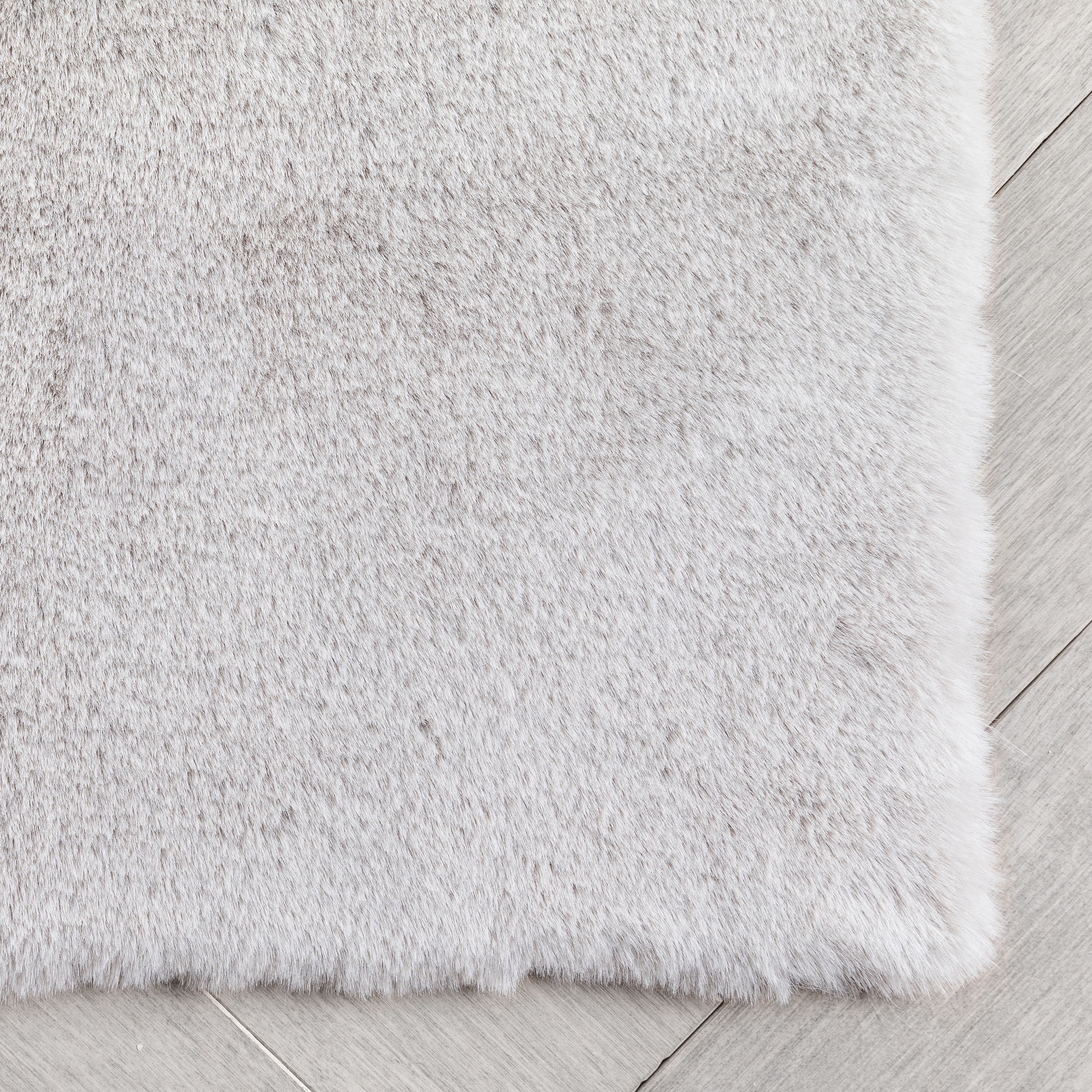 Well Woven Opal Crest Textured Solid White Modern Faux Fur 2'11" Round Rug