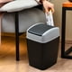 thumbnail image 5 of Cubo de basura con tapa abatible para residuos domésticos | Papelera manos libres con material resistente a las caderas | Inodoro moderno sin escalones con aro para bolsa para sala de estar, cocina, 5 of 6