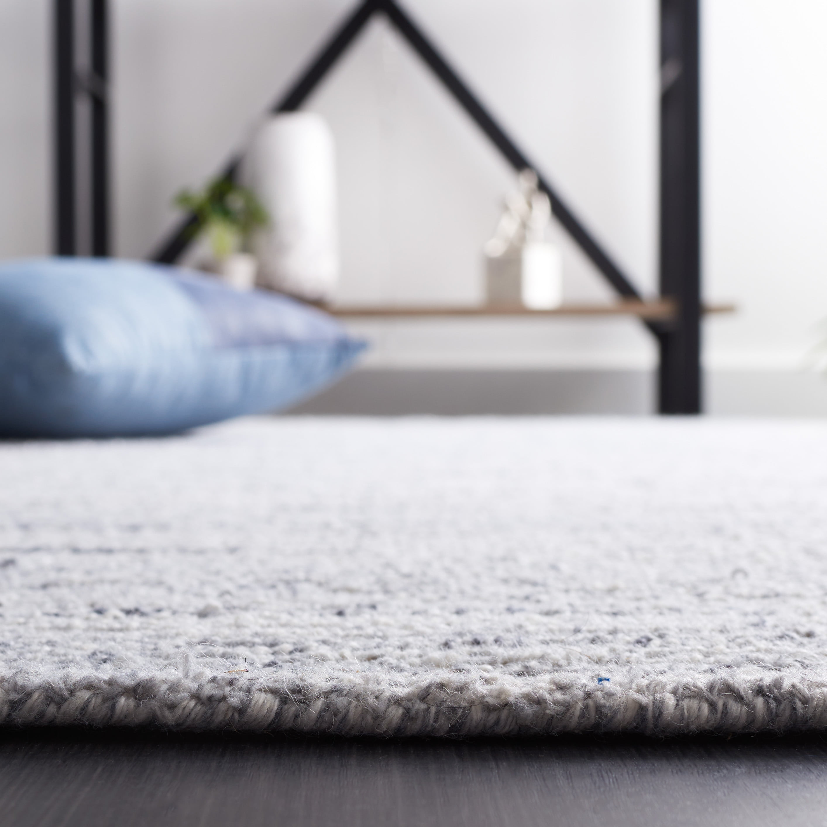 SAFAVIEH Mirage Lecia Striped Polyester Area Rug, Blue/Ivory, 5' x 8'