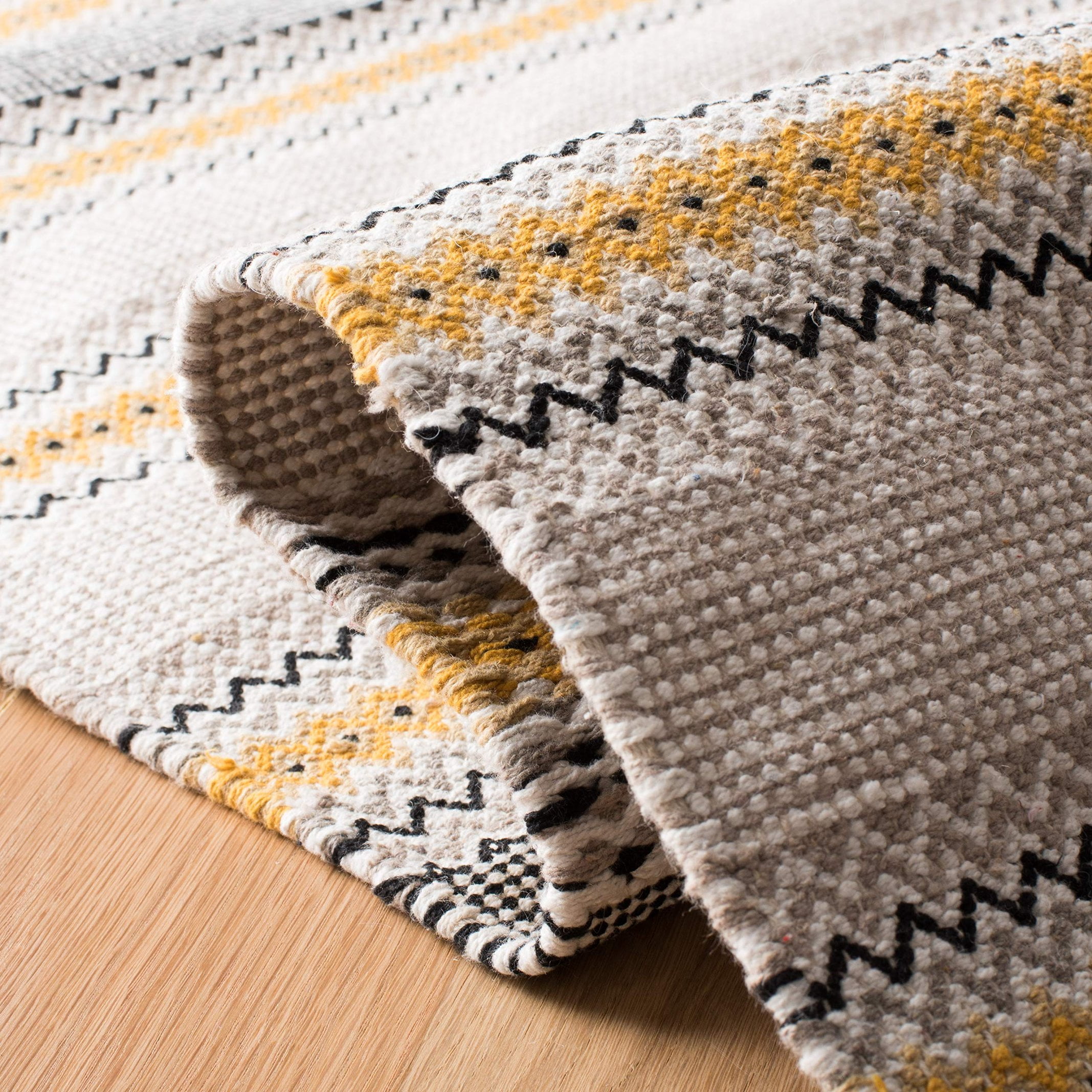 SAFAVIEH Montauk Spots Geometric Striped Cotton Runner Rug, Gold/Beige, 2'3" x 8'