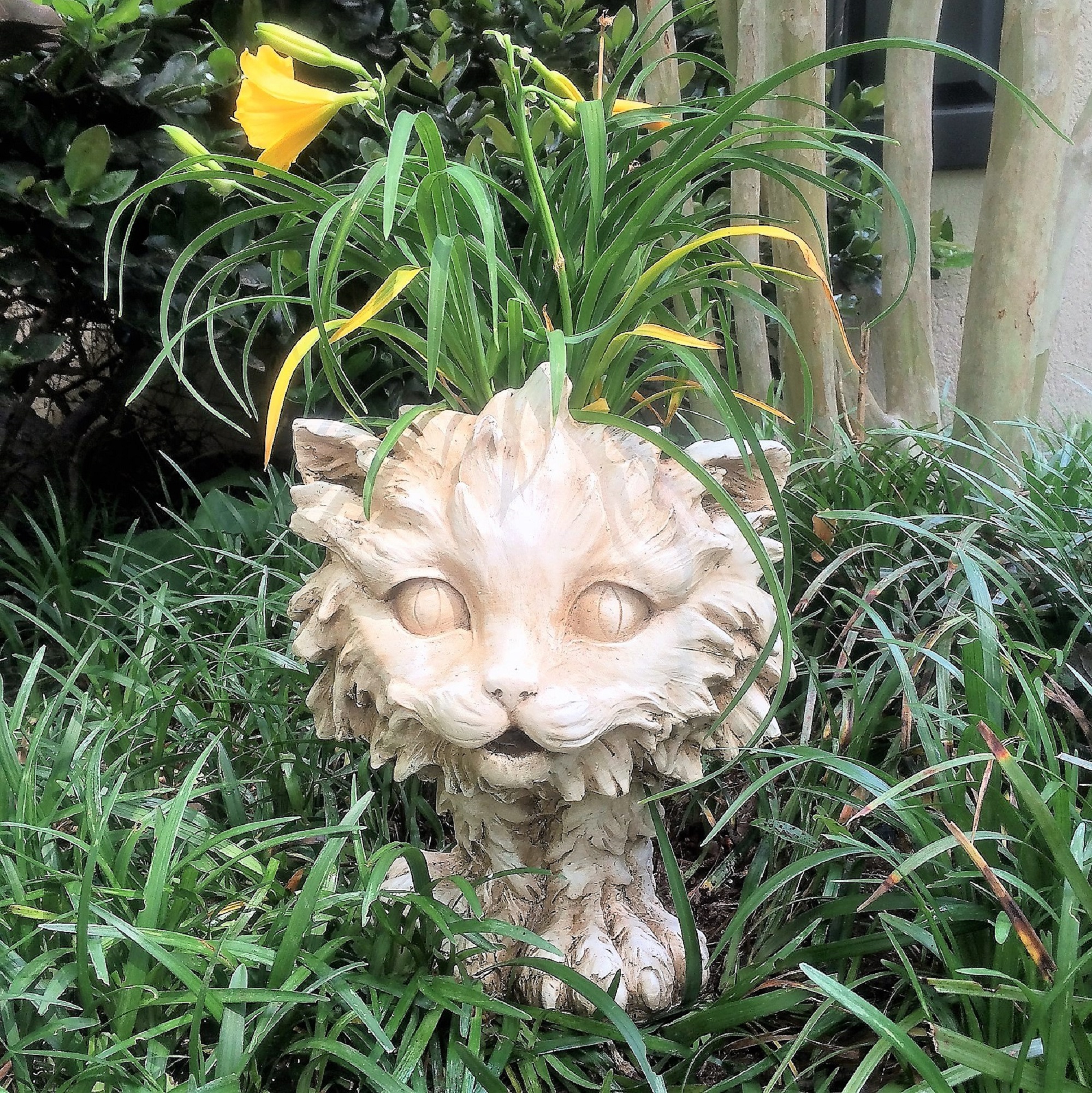 Homestyles 12 in. Antique White Scruffy the Cat Muggly Animal Statue Humorous Planter Holds 5 in. Pot