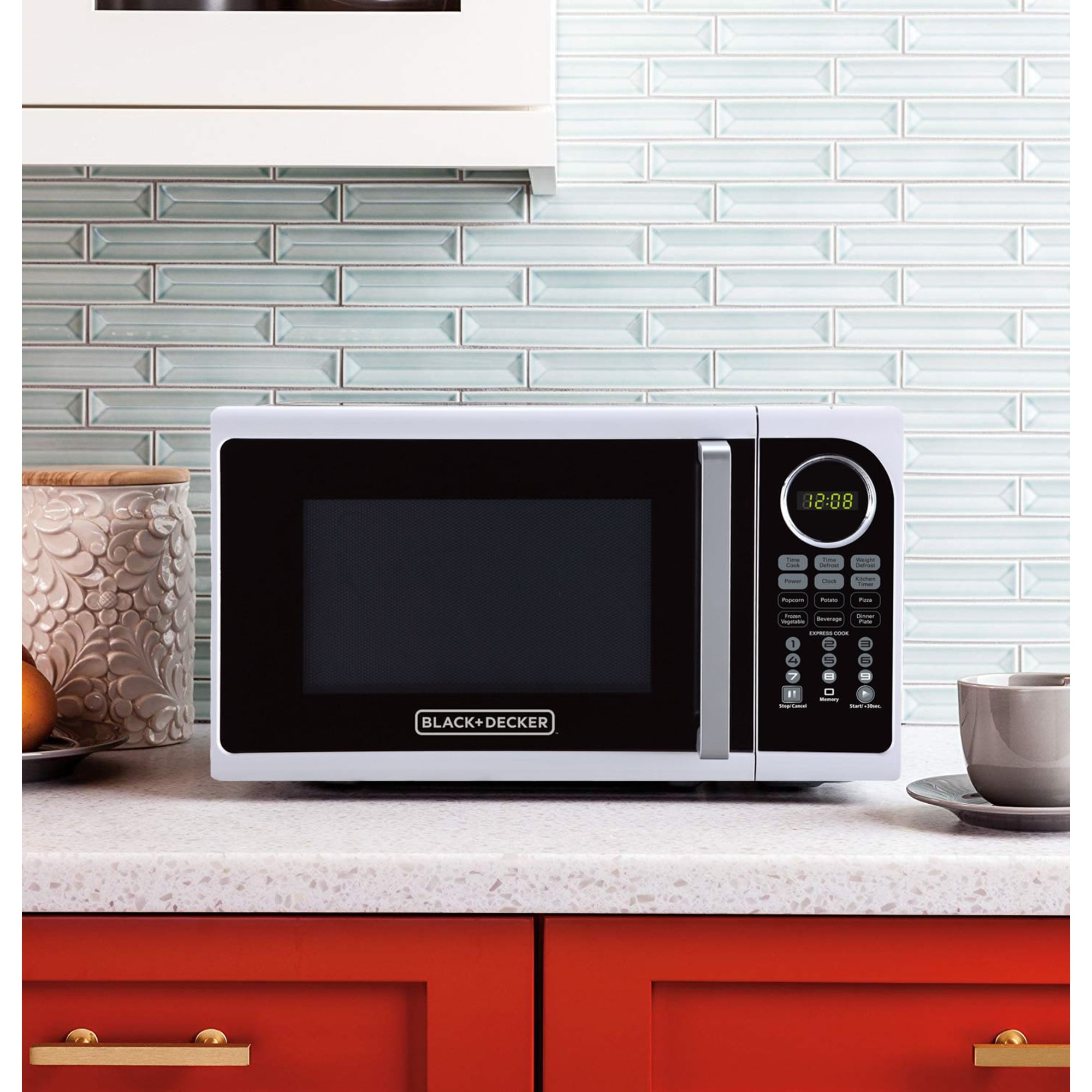 BLACK+DECKER EM925ACP-P1 0.9 Cu. Ft. Microwave With Pull Handle, White