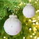 thumbnail image 4 of Paquete de 4 Adornos Navideños con Pompones de Perla | Material Flocado | Bolas Blancas, Verdes y Rojas | Ligeras y Fáciles de Colgar | Decoración Festiva para El Árbol de Navidad para El Hogar, La O, 4 of 6