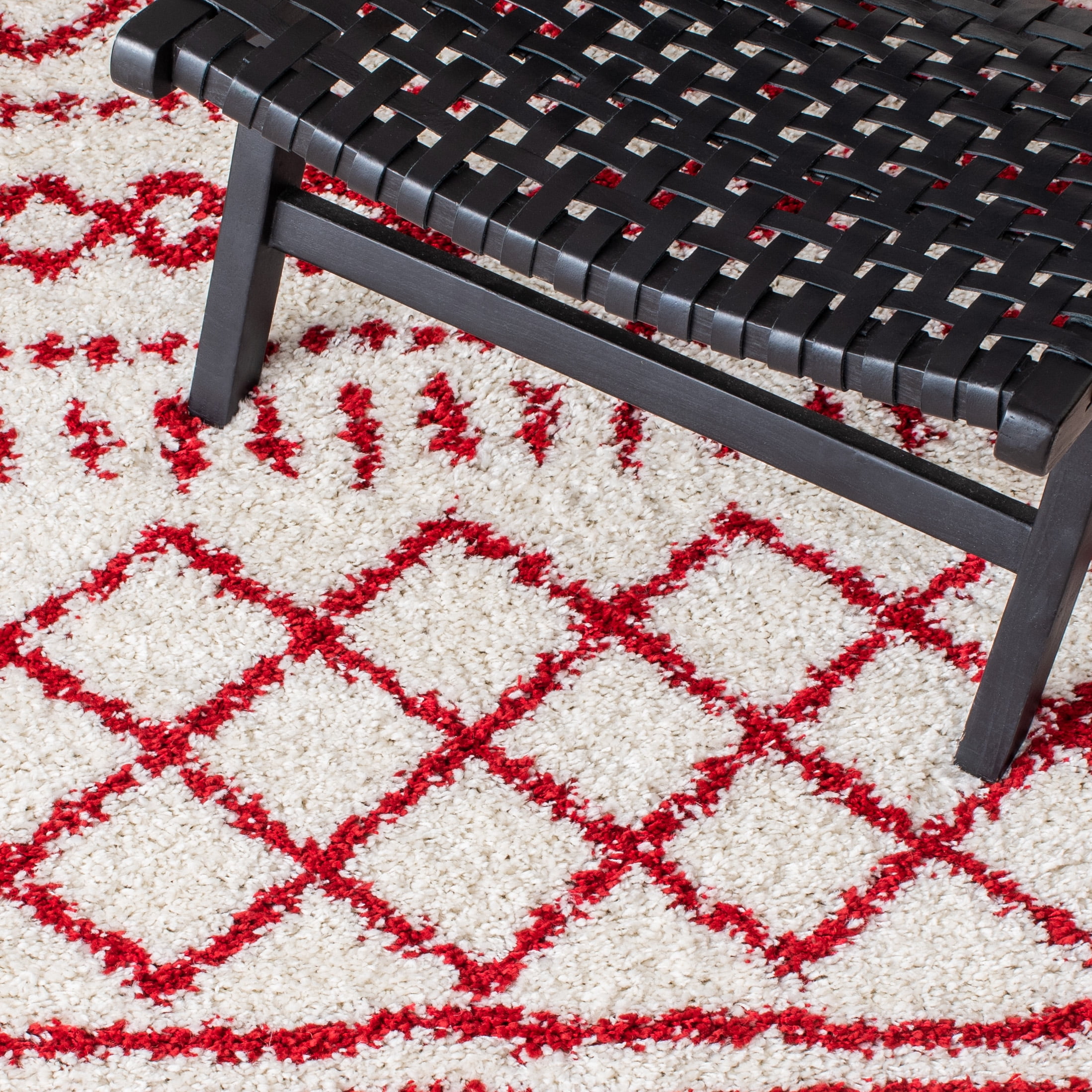 SAFAVIEH Arizona Teagan Geometric Shag Area Rug, Ivory/Red, 5'1" x 7'6"