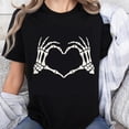 thumbnail image 1 of Playera de Mujer Halloween Corazón con Manos de Esqueleto Diseño Gótico Divertido Negro 100% Algodón, 1 of 7