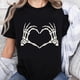 thumbnail image 1 of Playera de Mujer Halloween Corazón con Manos de Esqueleto Diseño Gótico Divertido Negro 100% Algodón, 1 of 7