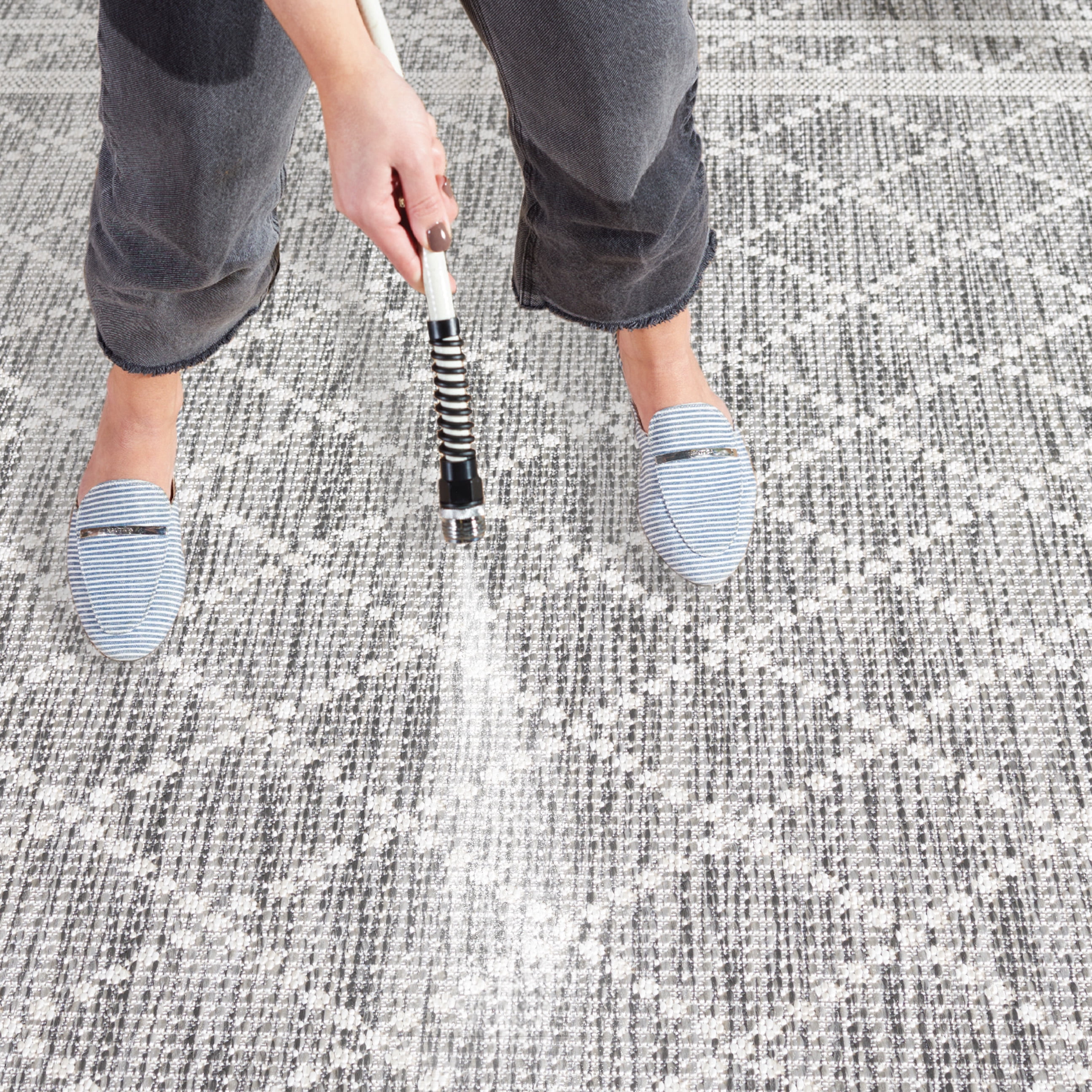 SAFAVIEH Courtyard Joyce Geometric Indoor/Outdoor Area Rug, Light Grey/Dark Grey, 6'7" x 6'7" Round