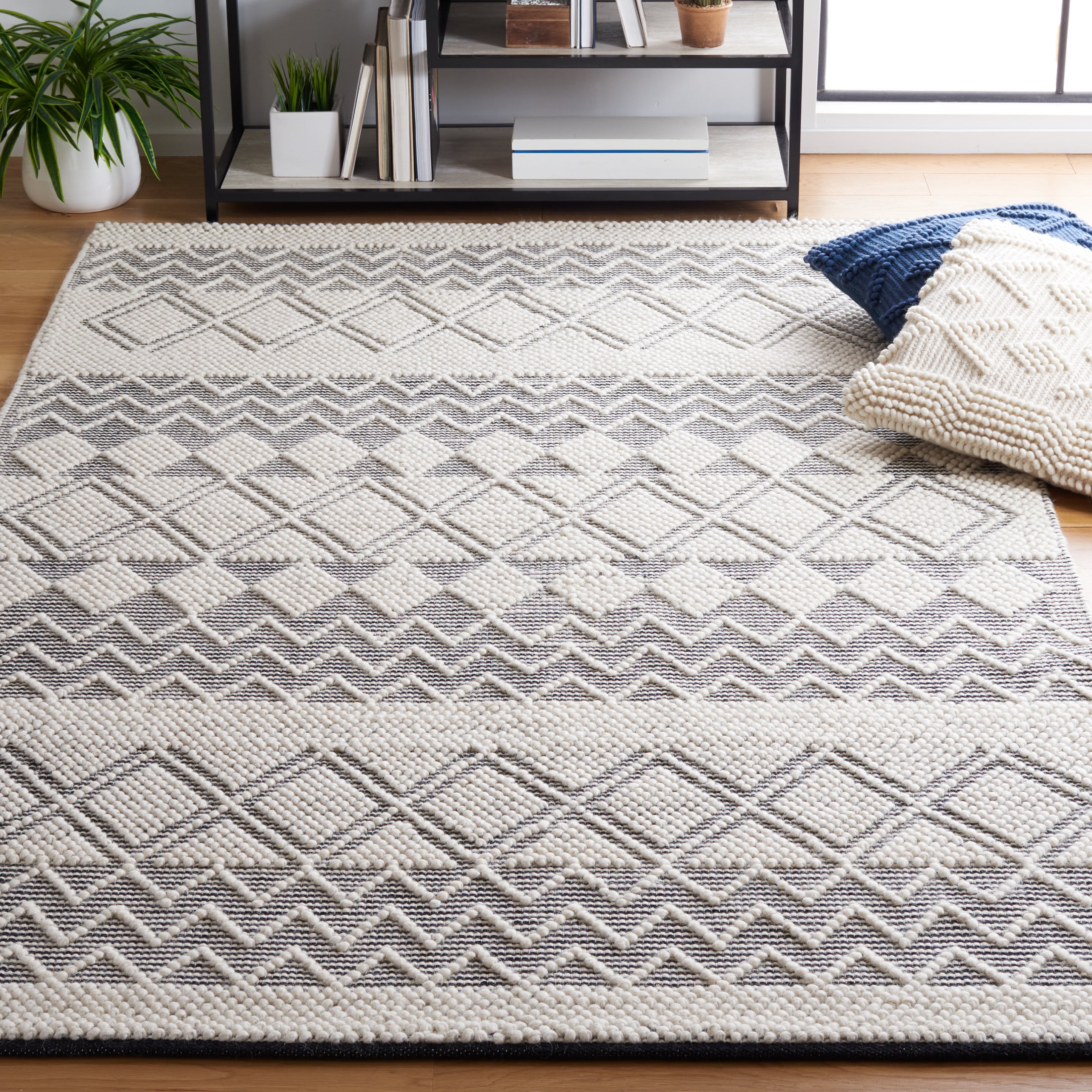 SAFAVIEH Natura Georgiana Diamond Area Rug, Black/Ivory, 5' x 8'