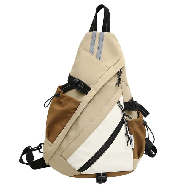 mochila bandolera con bandolera de nailon, mochila informal para hombres y mujeres caqui con paneles crema y marrón, vista 3/4 frontal, silueta triangular con correa cruzada única ajustable, compartimento principal con cremallera, bolsillo frontal diagonal con cremallera y bolsillos laterales elásticos; correas separables para uso de mano o doble hombro, adecuada como bolso de viaje compacto.