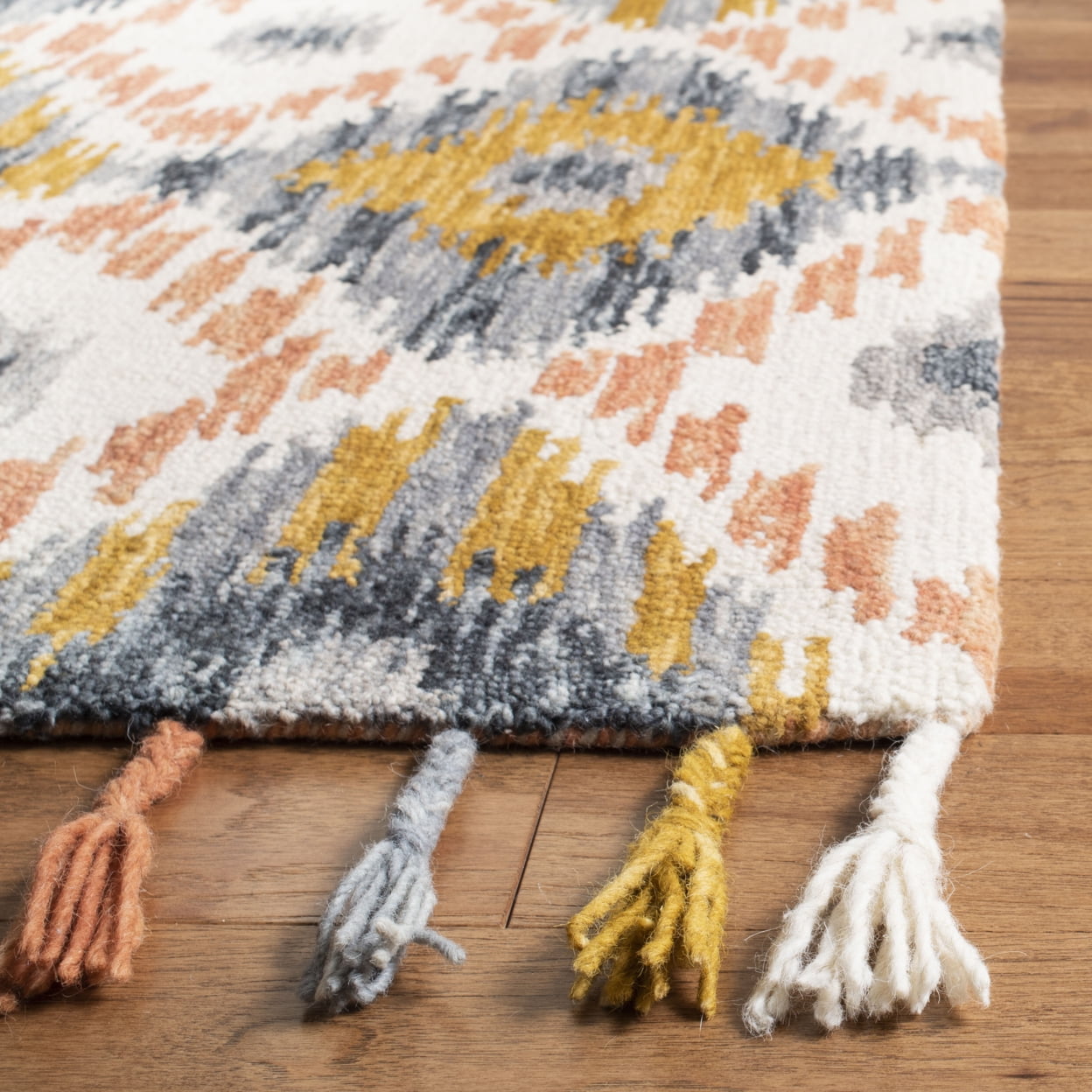 SAFAVIEH Suzani Leyla Southwestern Wool Area Rug, Ivory/Gold, 5' x 8'