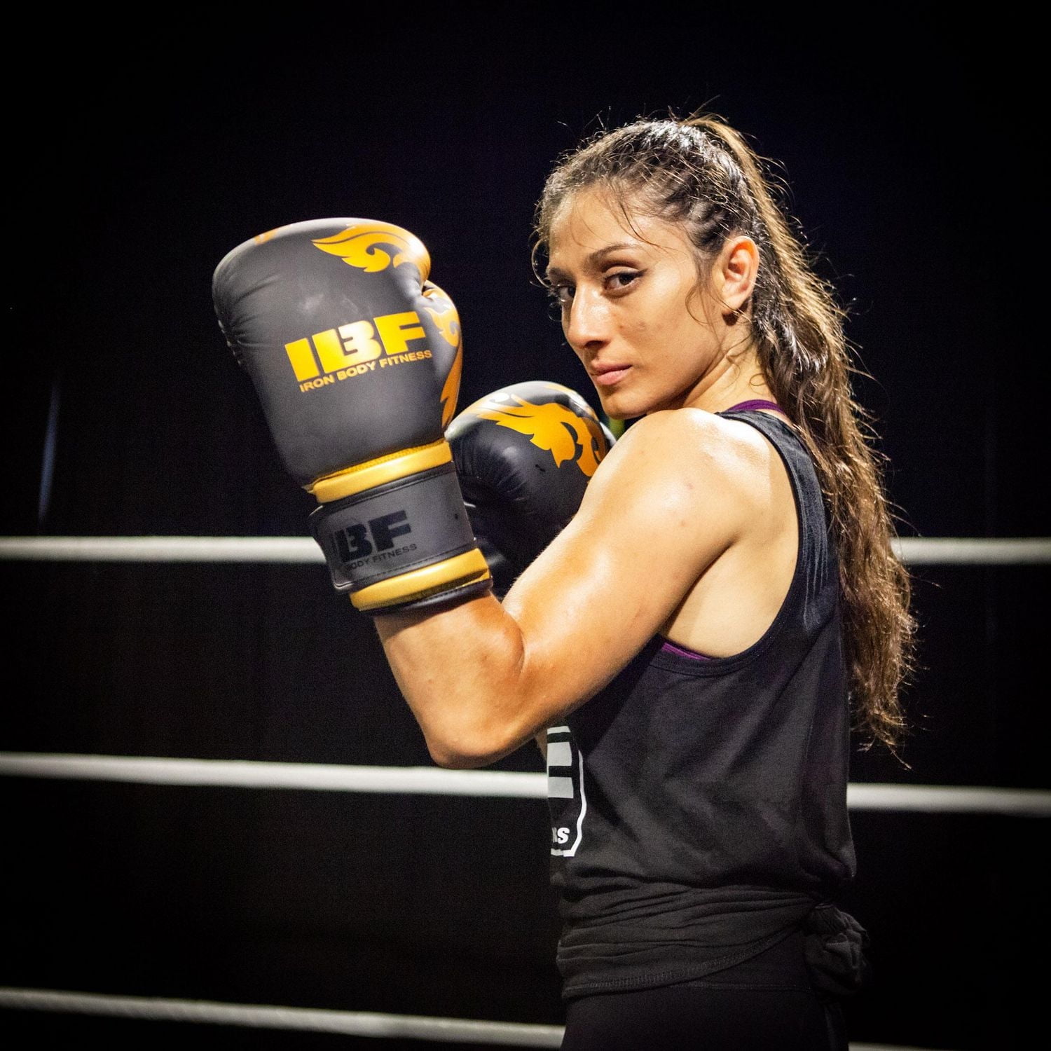 Gants de boxe serie thaï d'IBF - 12 once. - Noir et dorées