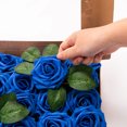 thumbnail image 2 of Flores artificiales 25 piezas de rosas falsas de espuma de aspecto real con tallos para ramos de boda de bricolaje Arreglos de centros de mesa de despedida de soltera blanca (azul real), 2 of 4