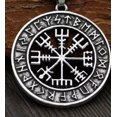 thumbnail image 3 of Collar Vikingo Hombre con Colgante de Brújula VegVisir, Amuleto Nordico Vintage, Collar Runas Vikingas - Acero Pavonado MADIOLA Vegvisir, 3 of 6