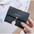 thumbnail image 2 of Cartera Corta De Cuero Pu Con Hoja / Hebilla Para Mujer Modelo Negro, 2 of 4