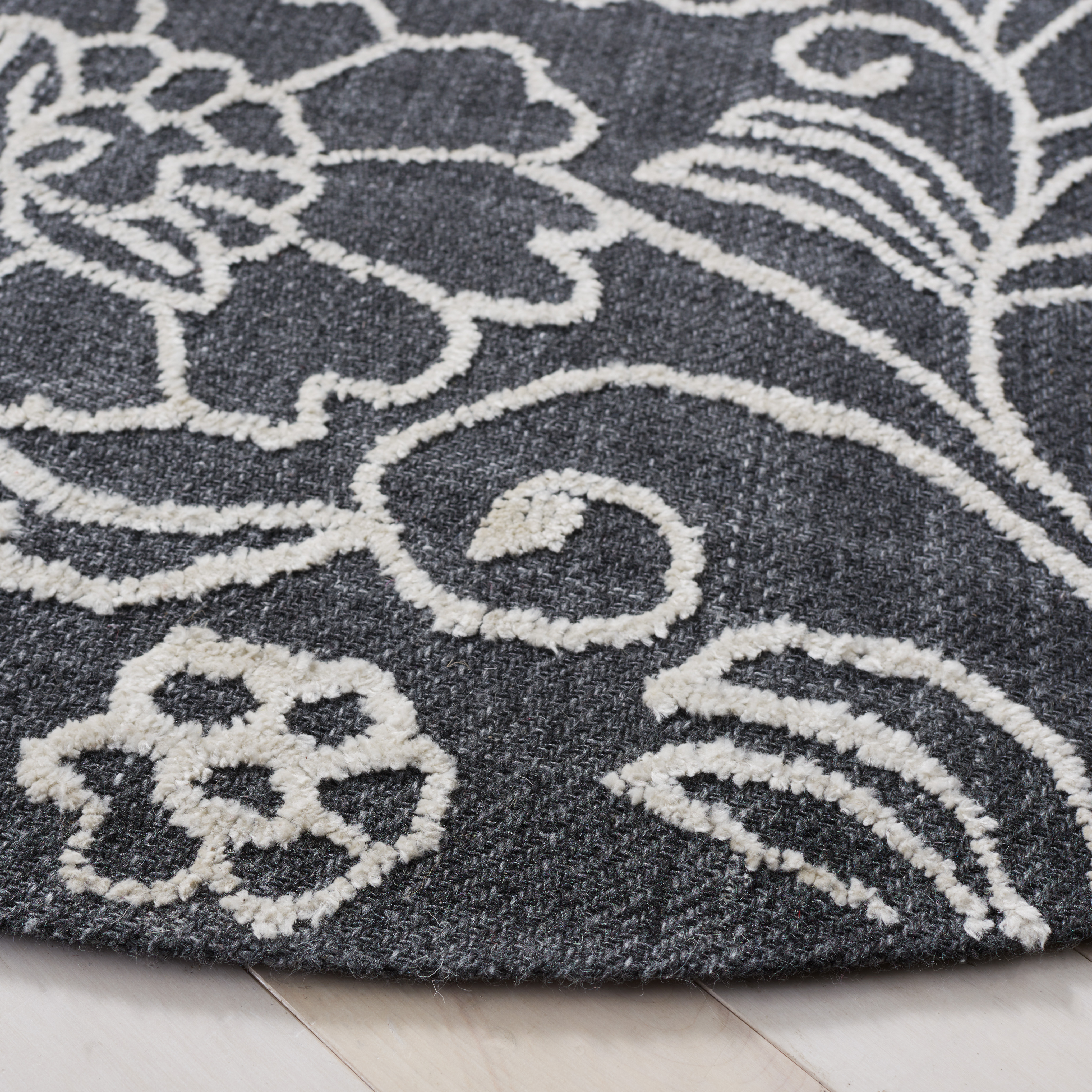 SAFAVIEH Marbella Zarif Floral Area Rug, Black/Ivory, 6' x 6' Round