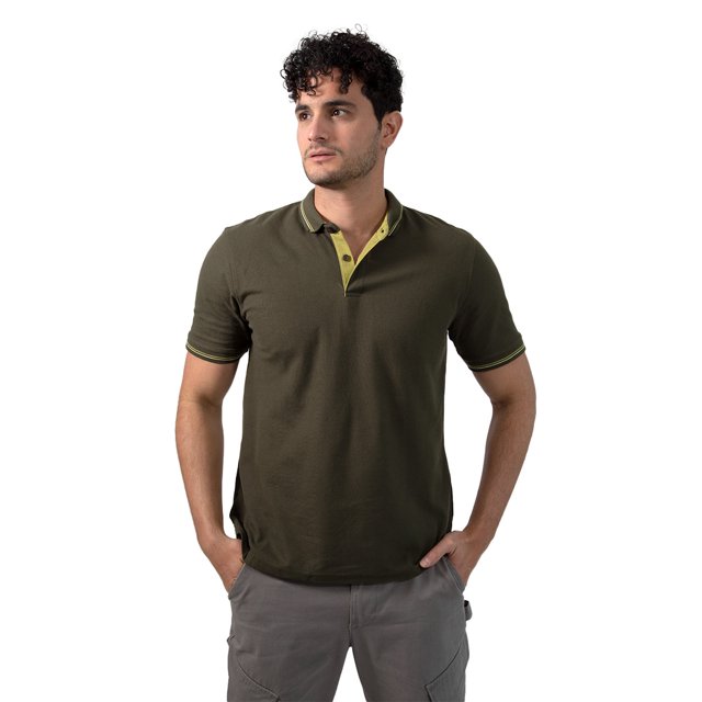 PLAYERA COMFORT FIT DE CUELLO TIPO POLO, MANGA CORTA, CÁRDIGAN EN PUÑOS Y CUELLO CON LÍNEAS A CONTRASTE Y ABERTURA EN LOS COSTADOS