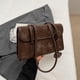 thumbnail image 3 of Bolso de nicho estilo francés para mujer, nuevo estilo 2025, bolso de hombro con textura de alta gama, elegante bolso de mano tipo baguette de color sólido, bolso de mano debajo del brazo., 3 of 5