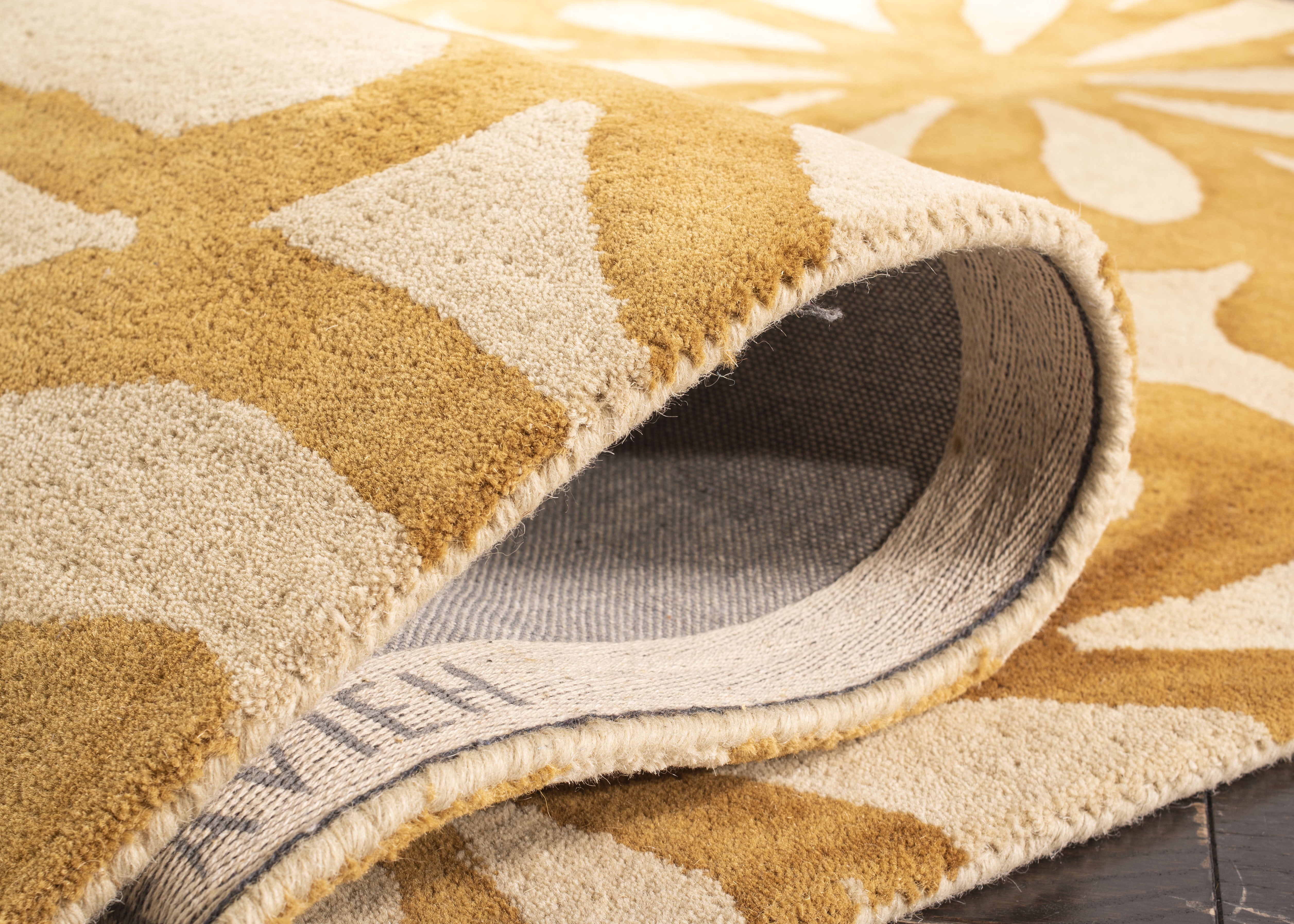 Safavieh Dip Dye Jessamine Floral Wool Area Rug, Beige/Gold, 5' x 5' Round