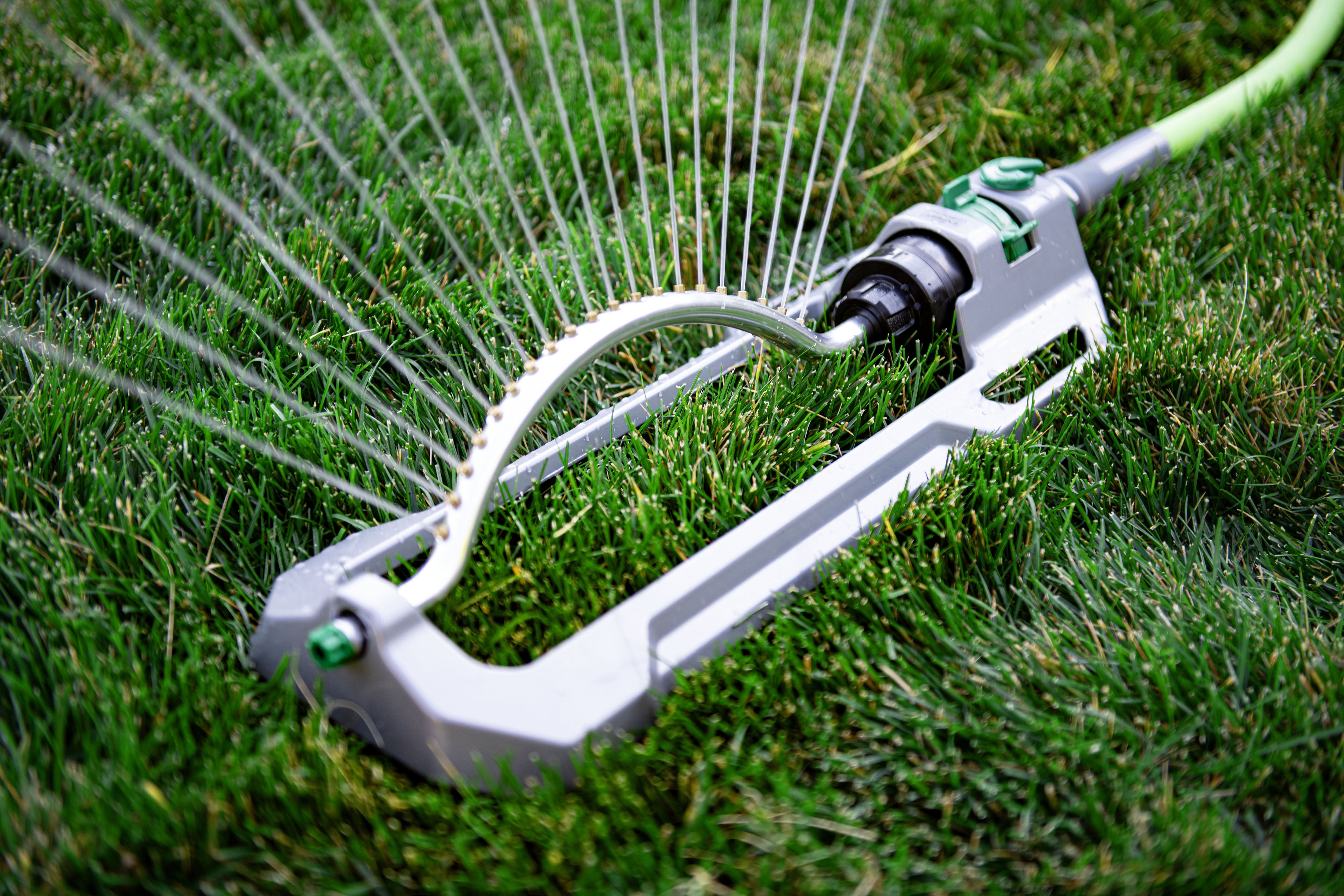 Expert Gardener 4000 Sq ft Oscillating Lawn Sprinkler