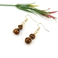 thumbnail image 1 of Nvzi Pendientes personalizados, cuentas redondas de piedra de cristal hechas a mano, pendientes envueltos en alambre de cobre dorado, pendientes de temperamento de estilo largo con cuentas (marrón), 1 of 4