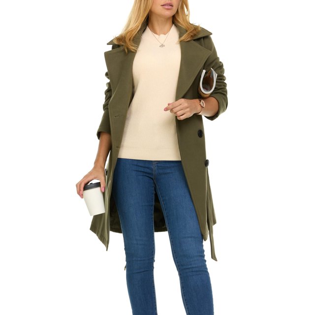 gabardina steve madden de lana sintética con doble botonadura para mujer en verde oliva, vista 3/4 frontal; abrigo hasta mitad del muslo con solapa de muesca, botones oscuros en doble botonadura, cinturón ajustable suelto y bolsillos profundos visibles, totalmente forrado; modelo lleva suéter crema y jeans, sostiene vaso de viaje y cartera, fondo blanco; también adecuada como abrigo de vestir versátil para salidas diarias.
