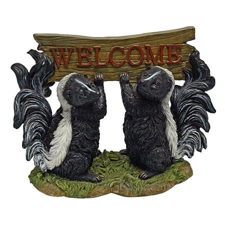 Design Toscano Something is in the Air Skunk Welcome Statue