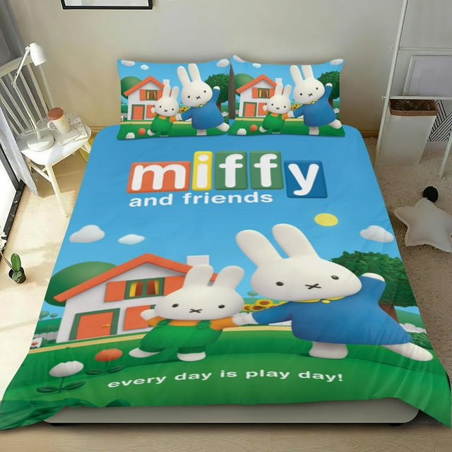 miffy conjunto de sábanas temático, trío de piezas, cómodo y amigable con la piel, diseño único, regalo de decoración para el hogar para familiares, amigos y fans,135x200cm Vista cenital de una cama con funda de edredón 135x200 cm y dos fundas de almohada a juego; diseño Miffy en azul y verde con dos personajes, casa ilustrada, nubes y texto "miffy and friends". Tela de aspecto liso según especificaciones y cierre de cremallera oculta; ideal como ropa de cama decorativa para habitaciones infantiles o como regalo, y también suele usarse para renovar camas de huéspedes.