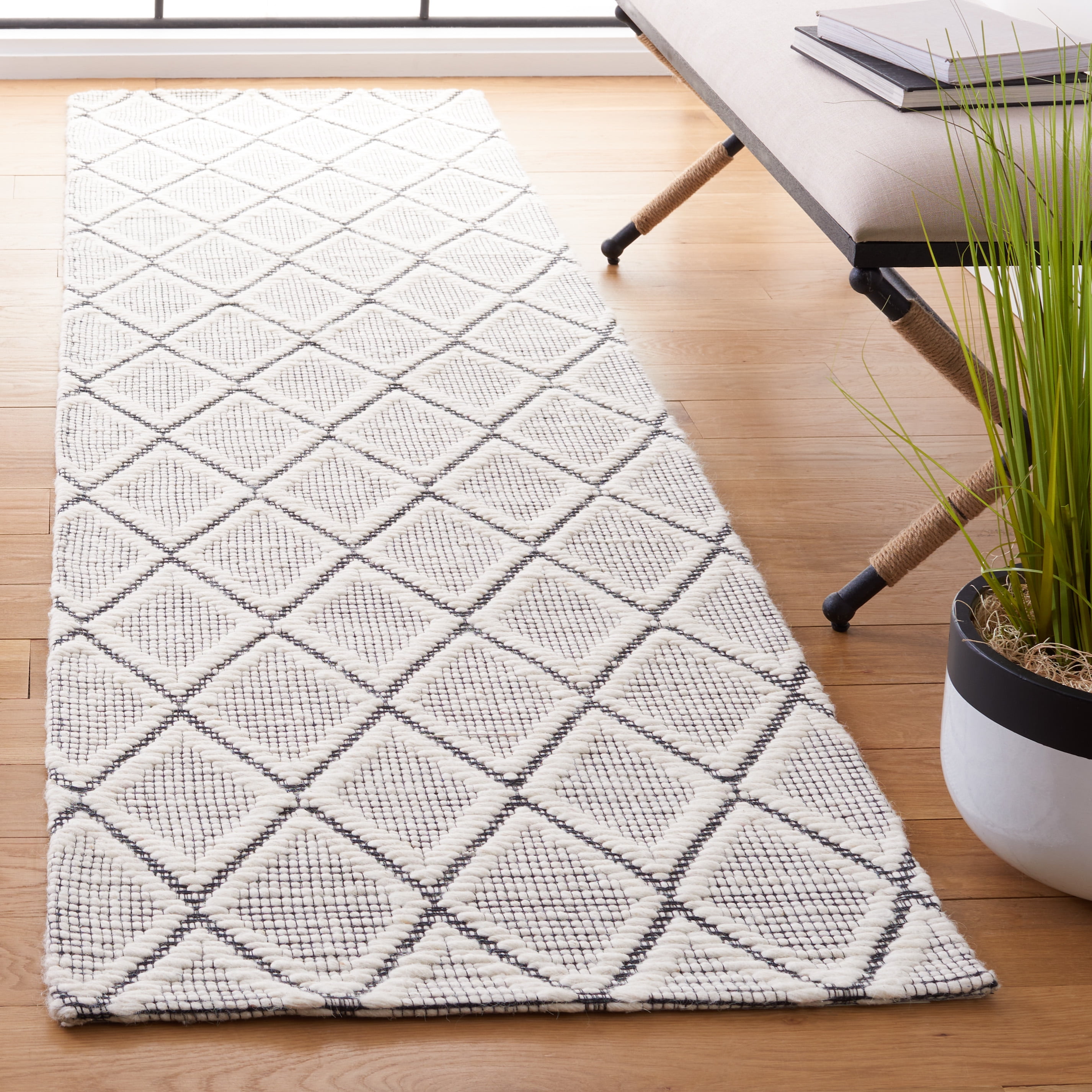 SAFAVIEH Marbella Aniyah Diamond Runner Rug, Ivory/Black, 2'3" x 9'