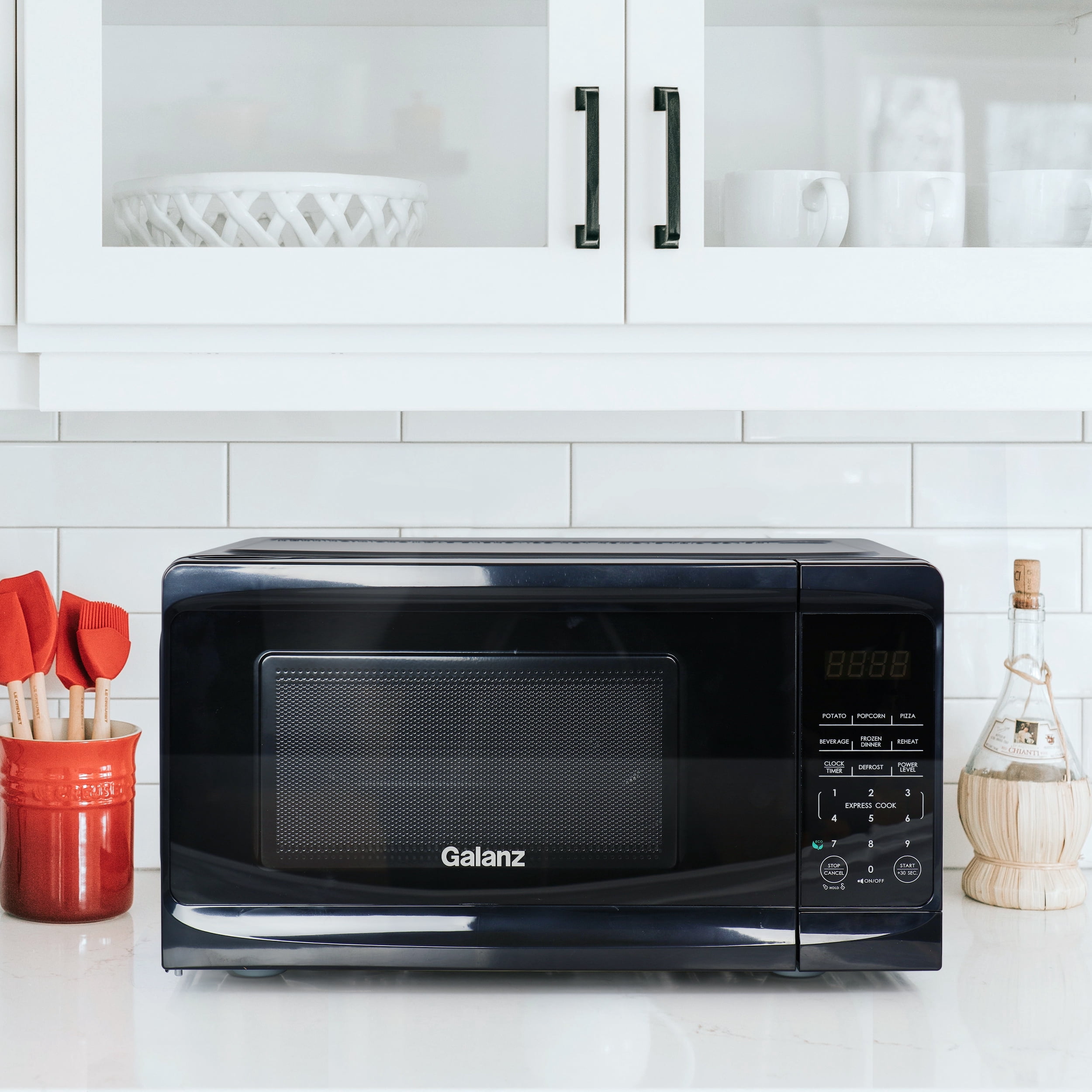 Galanz 0.7 cu ft 700W Countertop Microwave Oven in Black with One Touch Express Cooking