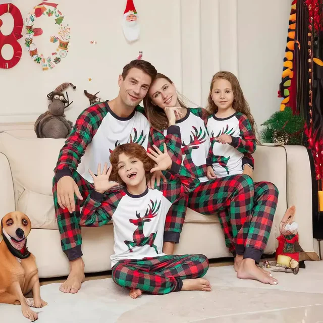 Pijamas familiares a juego de Navidad 2024, pijamas con estampado verde, conjunto de ropa para adultos y niños, mono de bebé + ropa para perros
