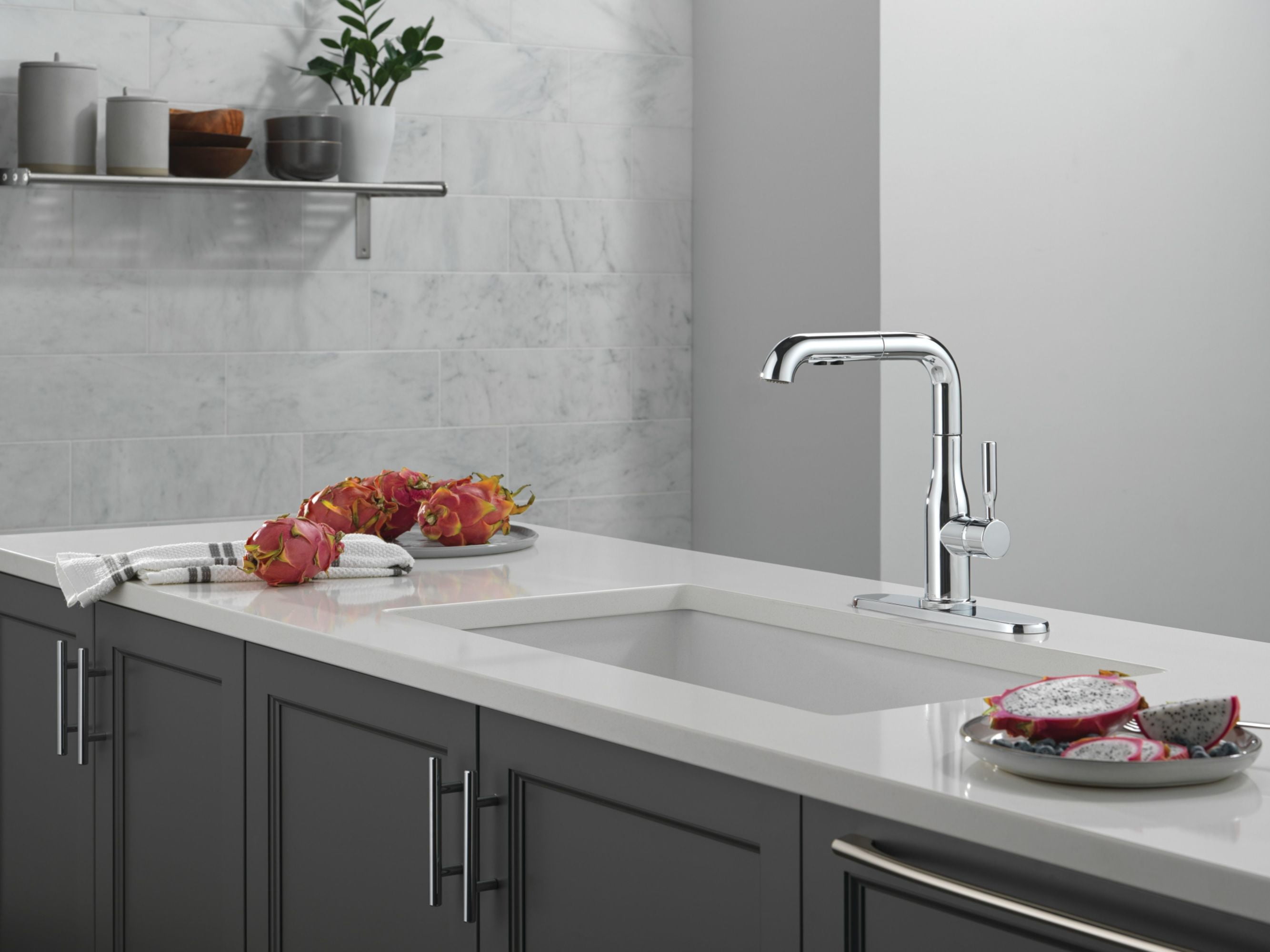 Delta 16943-BL-DST Almari 1.8 GPM Single Handle Pull Out Kitchen Faucet - Black