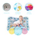 thumbnail image 2 of Colchoneta de agua para bebé, colchoneta inflable y sensorial Tummy Time para bebé, colchoneta de agua inflada de 60 x 50 cm para niños, colchoneta de agua de juguete para bebés y niños pequeños, colchoneta de juguete para bebé 3 6 9 12 meses de diversión oso de fresa Electrónica, 2 of 5