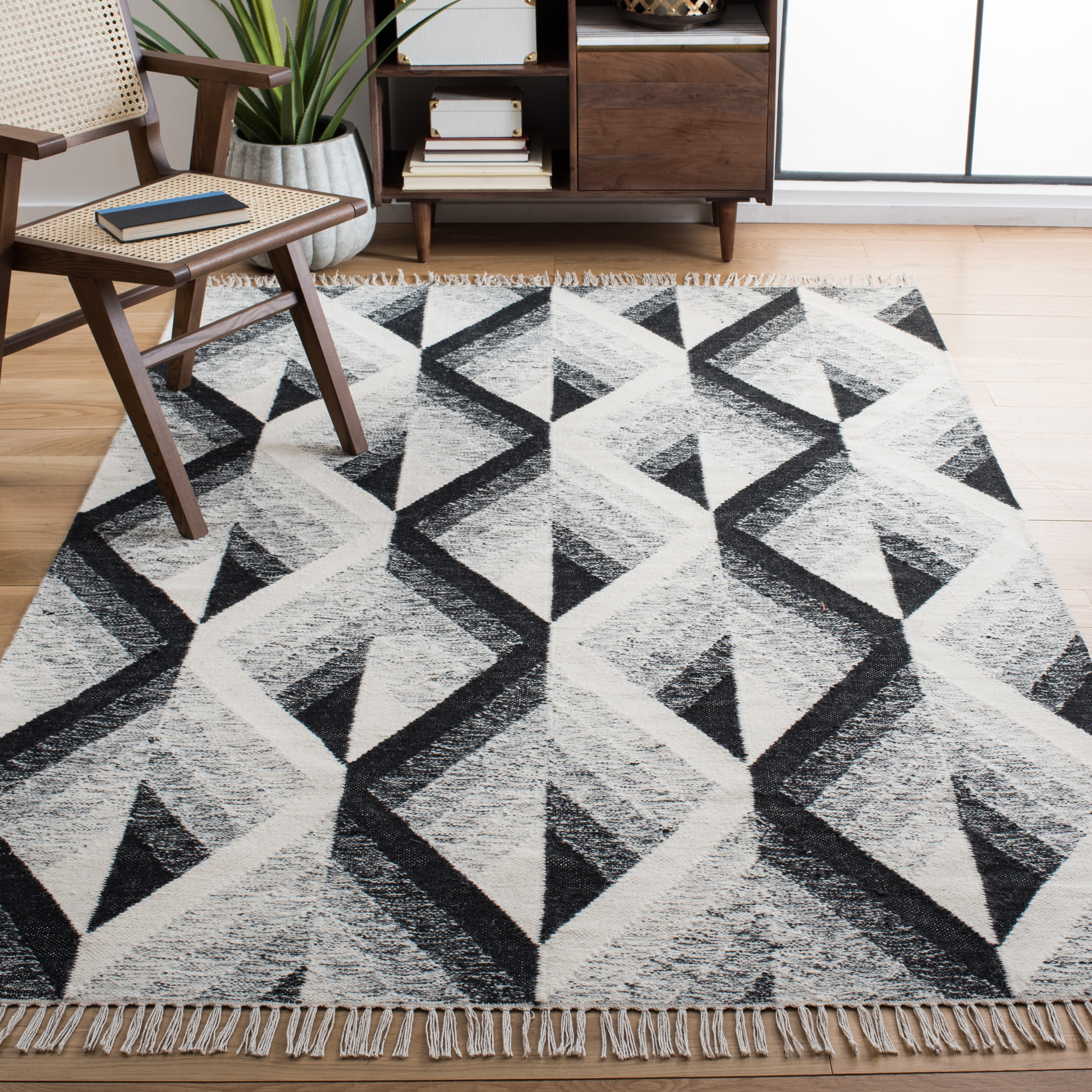 SAFAVIEH Kilim Stephanie Geometric Area Rug, Ivory/Black, 4' x 6'