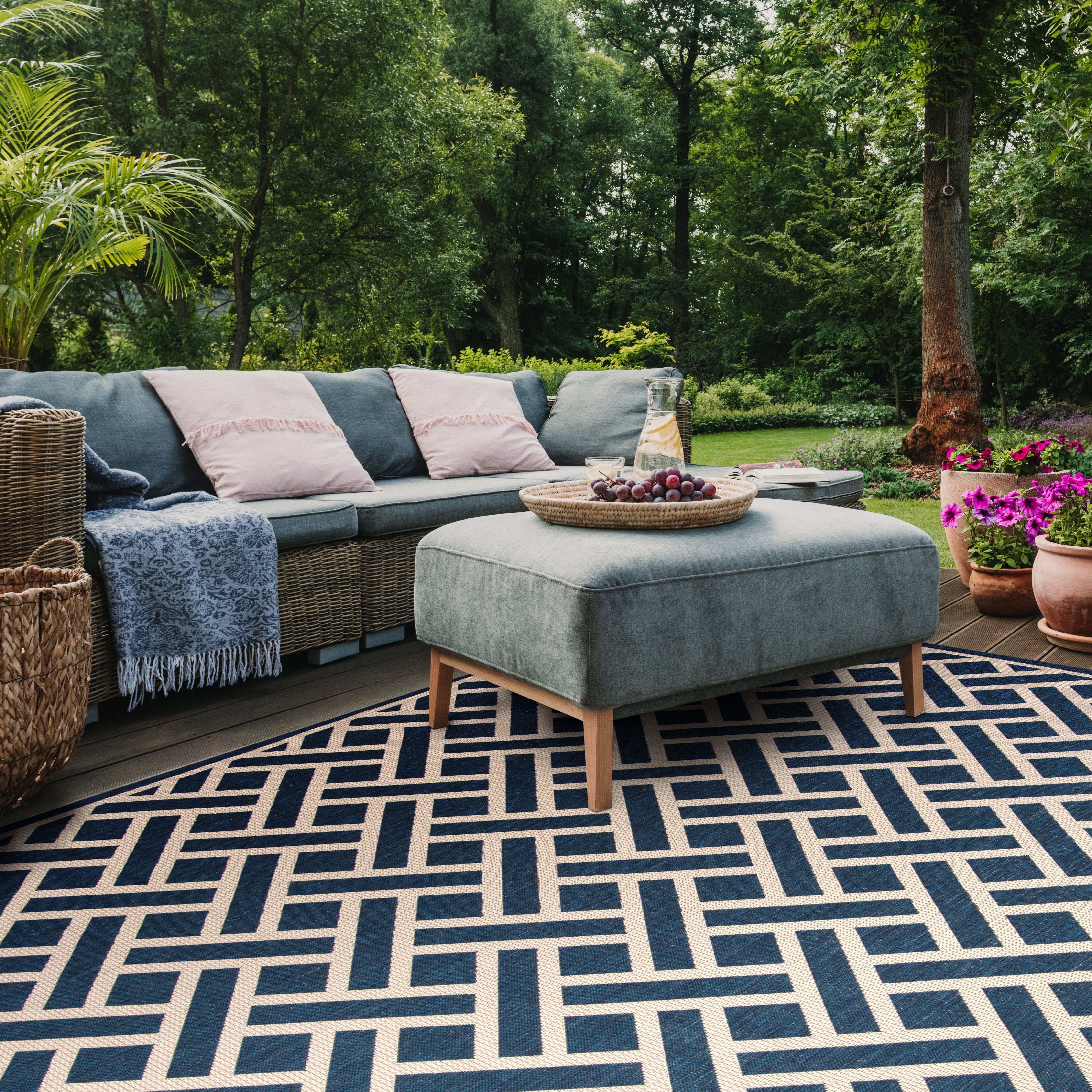 SAFAVIEH Courtyard Janey Bordered Indoor/Outdoor Area Rug, Navy/Light Beige, 9' x 12'