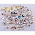thumbnail image 2 of Broche Sock Charms con forma de alfiler de seguridad, 55 piezas, joyas doradas, 2 of 7